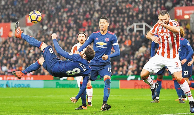 Bóng đá đang bị tấn công bởi công nghệ. Ảnh | GETTY