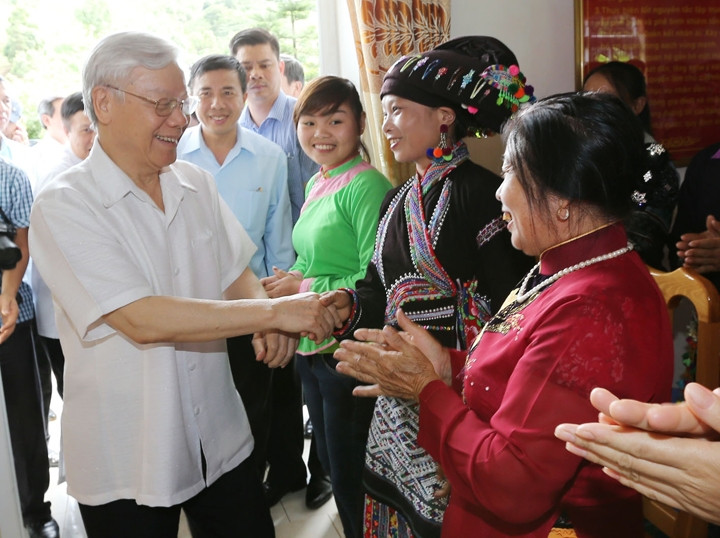 Tổng Bí thư Nguyễn Phú Trọng thăm hỏi cán bộ, nhân dân xã nông thôn mới Bản Bo, huyện T am Đường. 