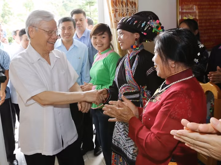 Tổng Bí thư Nguyễn Phú Trọng thăm hỏi cán bộ, nhân dân xã nông thôn mới Bản Bo, huyện T am Đường. 