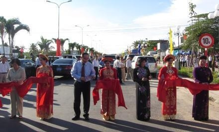 Các đại biểu cắt băng khánh thành đường Võ Văn Kiệt