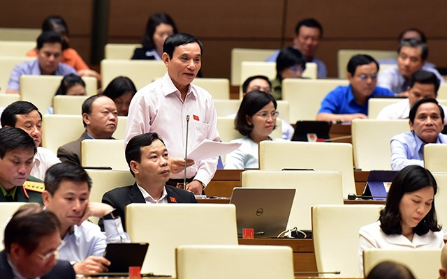 Ðại biểu Quốc hội tỉnh Thái Bình phát biểu ý kiến thảo luận tại hội trường. Ảnh: DUY LINH