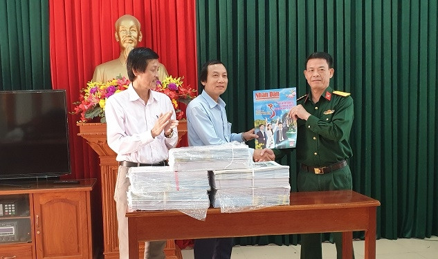 Tặng báo xuân Báo Nhân Dân cho bộ đội nơi biên giới, hải đảo