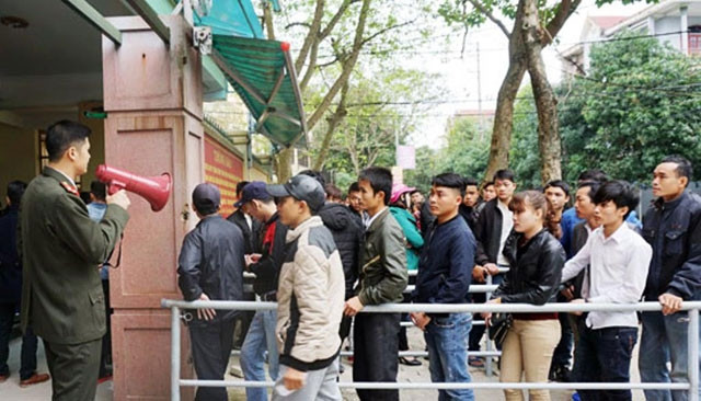 Lực lượng chức năng chủ động triển khai các biện pháp tránh tình trạng chen lấn, xô đẩy.