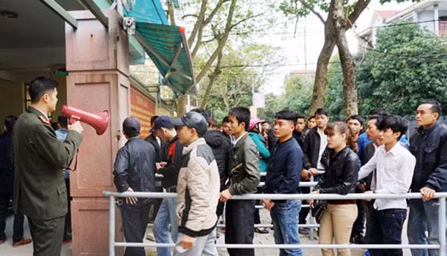 Lực lượng chức năng chủ động triển khai các biện pháp tránh tình trạng chen lấn, xô đẩy.