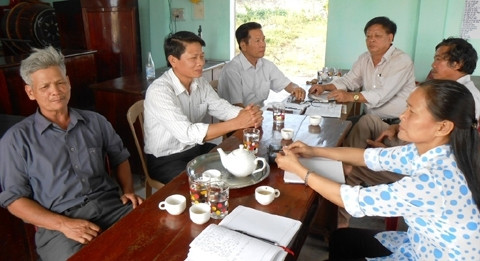 Ban chấp hành Đảng bộ bộ phận thôn Tân Sơn, xã Đức Ninh, TP Đồng Hới (Quảng Bình) họp bàn làm đường giao thông nông thôn.