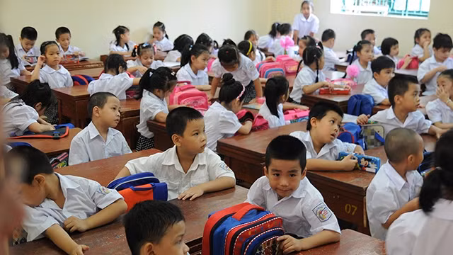 Việc không phát triển các trường mới, nhận học sinh quá nhiều so điều kiện của trường đã gây ra hệ lụy quá tải. Thực trạng này không nên để lừng chừng kéo dài thêm.