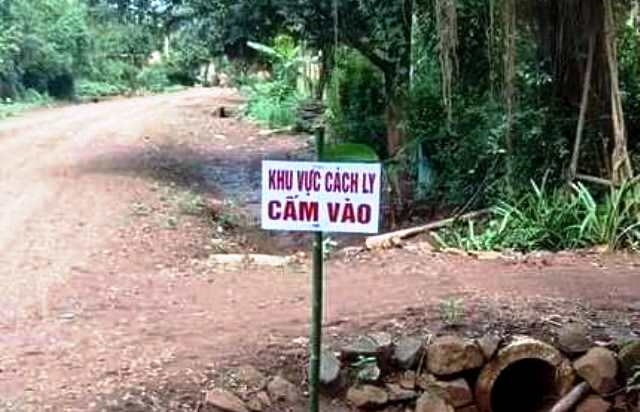 Ngành y tế Đác Lắc cắm bảng cách ly khu vực xảy ra ổ dịch, hạn chế người dân ra vào tránh lây lan dịch bệnh.