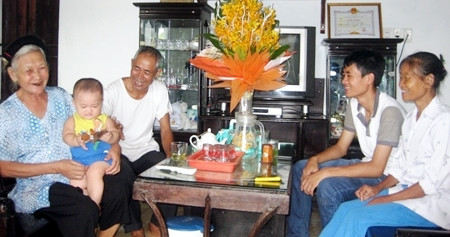 Niềm vui của gia đình thủ khoa Lê Đình Khánh.