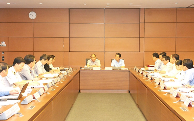 Đoàn đại biểu Quốc hội các tỉnh Bắc Giang, Cà Mau và TP Hải Phòng thảo luận tại tổ, ngày 21-10. (Ảnh: ĐĂNG KHOA)