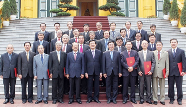 Chủ tịch nước Trương Tấn Sang với các cán bộ nghành ngoại giao được phong hàm đại sứ.