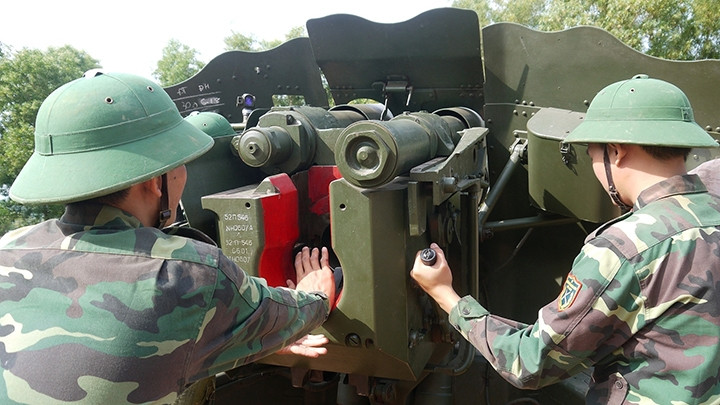 Các pháo thủ Lữ đoàn Pháo binh 572 (Quân khu 5) trong giờ luyện tập.