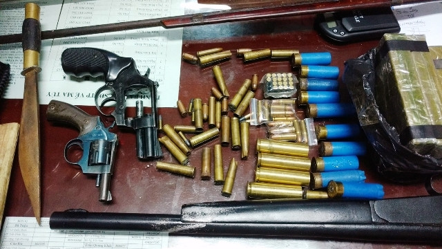 Bốn bánh heroin cùng lượng vũ khí “khủng” là tang vật của Chuyyên án 616P do CATP Nam Định vừa đấu tranh thành công.