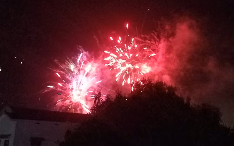 Pháo hoa người dân đốt trái phép nổ vang trời đêm giao thừa Tết Kỷ Hợi 2019.