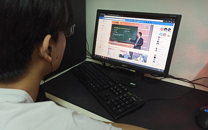 Học sinh theo dõi bài giảng trực tuyến trên truyền hình. Ảnh: MINH HÀ