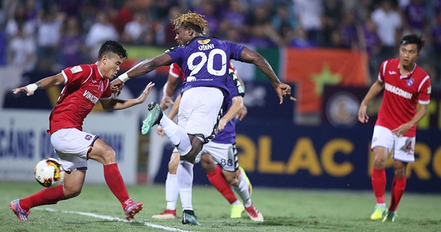 Cú đánh gót vô cùng ngẫu hứng của tiền đạo Oseni Ganiyu mở đầu cho cuộc lội ngược dòng xuất sắc của Hà Nội trước Than Quảng Ninh.