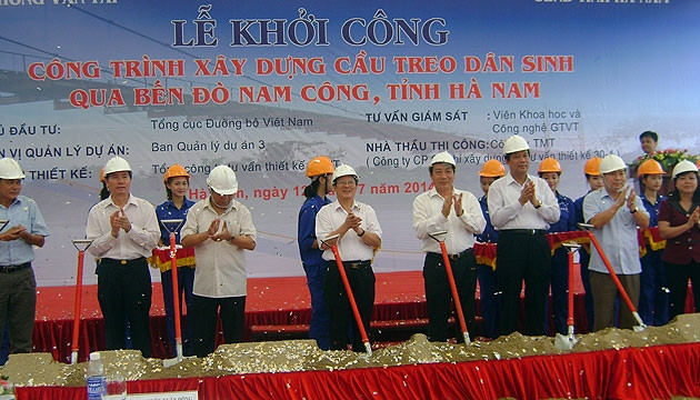 Dựng cầu treo dân sinh thôn Nam Công