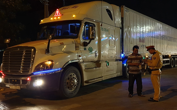 Cảnh sát giao thông kiểm tra lái xe công-ten-nơ trên cao tốc Pháp Vân - Cầu Giẽ.