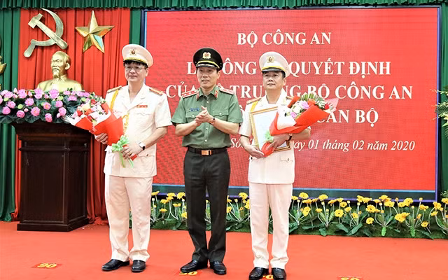 Trung tướng Lương Tam Quang trao các Quyết định cho Đại tá Lê Minh Quang, và Đại tá Nguyễn Minh Ngọc.