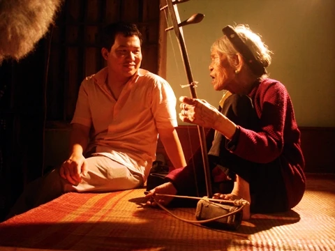 Đạo diễn Lương Đình Dũng và nghệ nhân hát xẩm Hà Thị Cầu trong phim Xẩm đỏ.