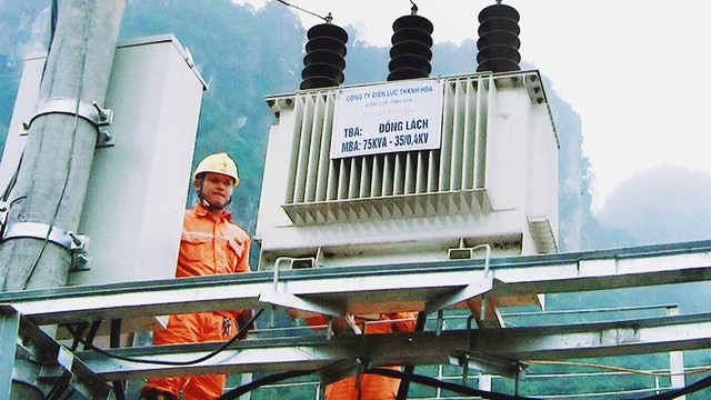 Đưa điện về bản Đồng Lách.