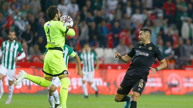 Thủ môn nhận thẻ đỏ sau... 13 giây