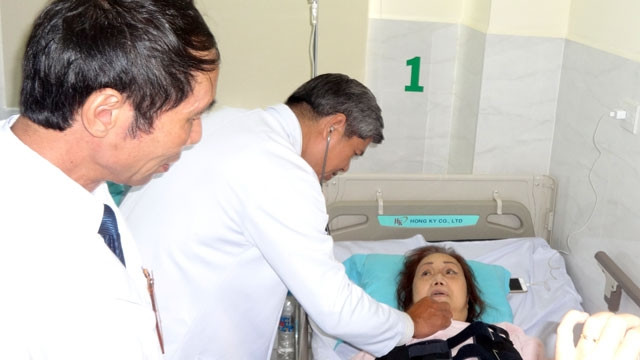 GS.BS Lê Chí Dũng đang thăm khám cho bệnh nhân Tào Thị H.