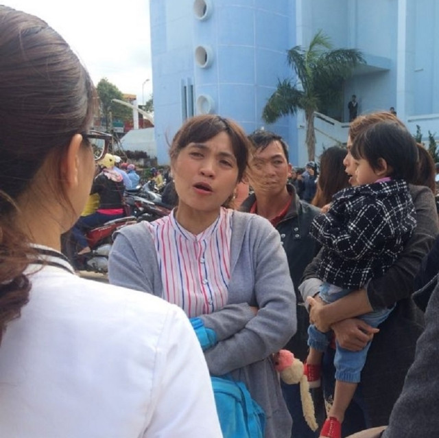 Nhiều giáo viên uất nghẹn sau khi nghe thông báo chấm dứt hợp đồng của UBND huyện Krông Pác.