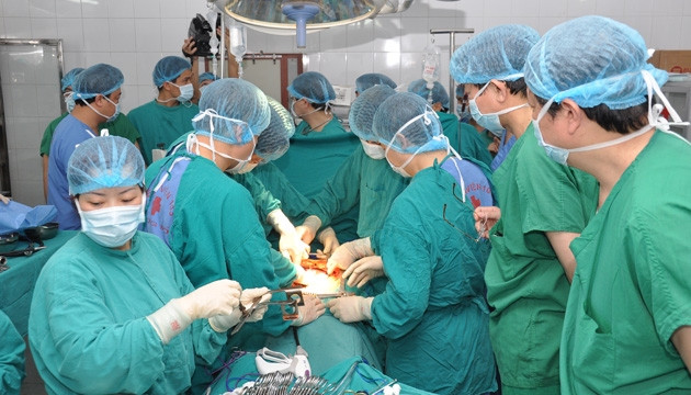 Các y, bác sỹ Bệnh viện 103 thực hiện ca ghép Tuỵ- Thận cho bệnh nhân Phạm Thái Huyên. Ảnh: Đào Kim Sơn (Bệnh viện 103)