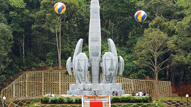 Tượng đài chính biểu tượng tình hữu nghị Việt Nam - Lào tại Khu di tích.