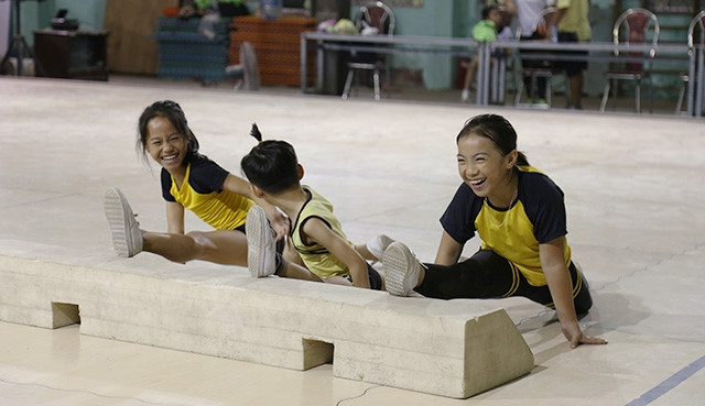 Niềm vui trên sàn tập của các VĐV nhí.