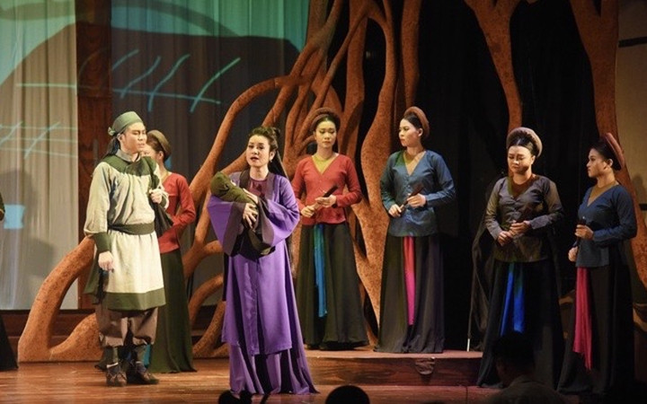 Chương trình Ngàn năm mây trắng do Nhà hát Cải lương Việt Nam phối hợp các đơn vị nghệ thuật dàn dựng thu hút khán giả.Ảnh: HÀ PHƯƠNG