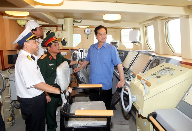 Thủ tướng Nguyễn Tấn Dũng thị sát trên tàu tên lửa Molniya tại Tổng công ty Ba Son.