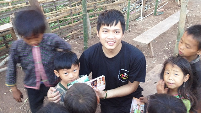 Hoàng Hoa Trung cùng các em nhỏ trong dự án "Đồ chơi cũ cho trẻ mầm non bản cao".