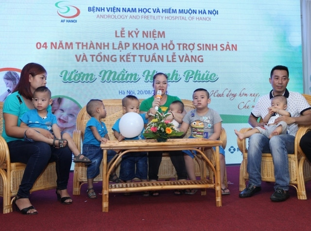 Các cặp vợ chồng đặc biệt giao lưu tại lễ tổng kết chương trình "Tuần lễ vàng, ươm mầm hạnh phúc, hành động hôm nay cha mẹ ngày mai” 