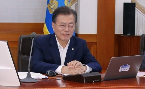 Tổng thống Hàn Quốc Moon Jae-in theo dõi truyền hình trực tiếp Hội nghị thượng đỉnh Mỹ - Triều Tiên. (Ảnh: Yonhap)