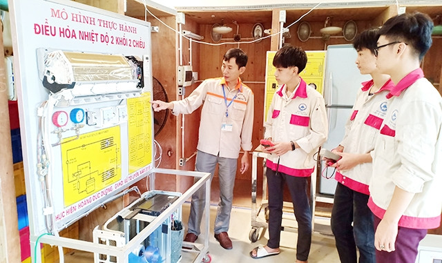 Giờ học thực hành môn sửa chữa điều hòa tại Khoa Cơ điện (Trường cao đẳng Nghề dân tộc nội trú Bắc Cạn).