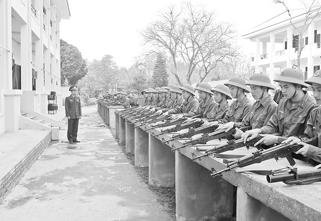 Giờ huấn luyện bảo quản vũ khí của Ðại đội 12, Tiểu đoàn 9, Trung đoàn 98.