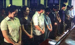 Các bị cáo trong một phiên tòa hình sự
vào sáng ngày 17-5-2005
tại TAND TP Hồ Chí Minh.