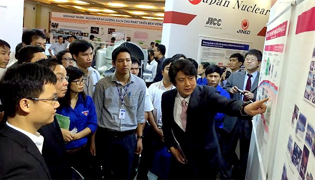 Chuyên gia Nhật Bản giới thiệu về hoạt động của nhà máy điện hạt nhân.