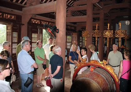 Du khách quốc tế tham quan đền Trạng Trình (Vĩnh Bảo, Hải Phòng).