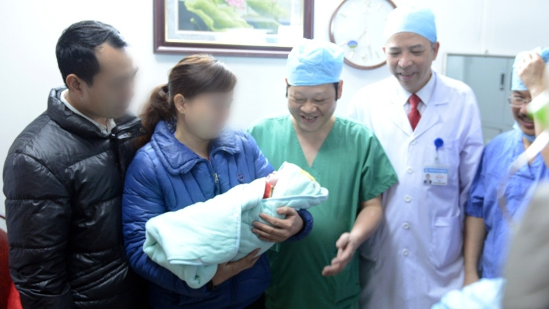 Hạnh phúc vỡ òa khi được đón con gái chào đời của vợ chồng chị M.