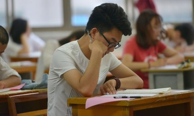 Thí sinh Trung Quốc trong kỳ thi gaokao (Ảnh: The Guardian)