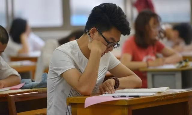 Thí sinh Trung Quốc trong kỳ thi gaokao (Ảnh: The Guardian)