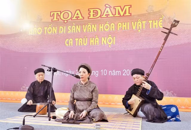 Biểu diễn ca trù tại buổi Tọa đàm Bảo tồn Di sản văn hóa phi vật thể ca trù Hà Nội.