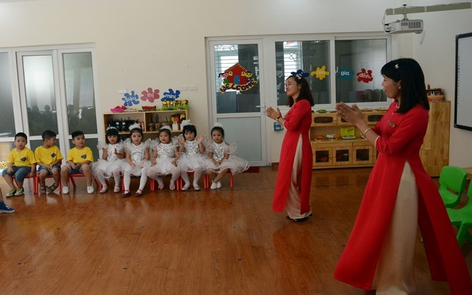 Giờ học âm nhạc của học sinh Trường mầm non Thanh Xuân Bắc (Hà Nội).