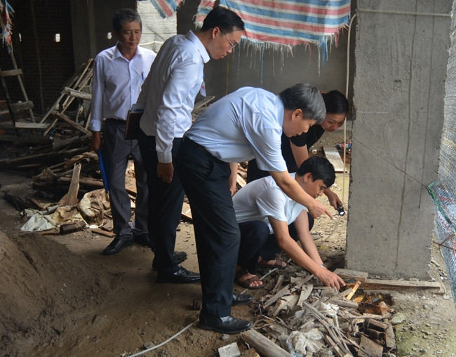 Cán bộ y tế kiểm tra vệ sinh môi trường tại một công trình xây dựng trên địa bàn quận Thanh Xuân (TP Hà Nội).