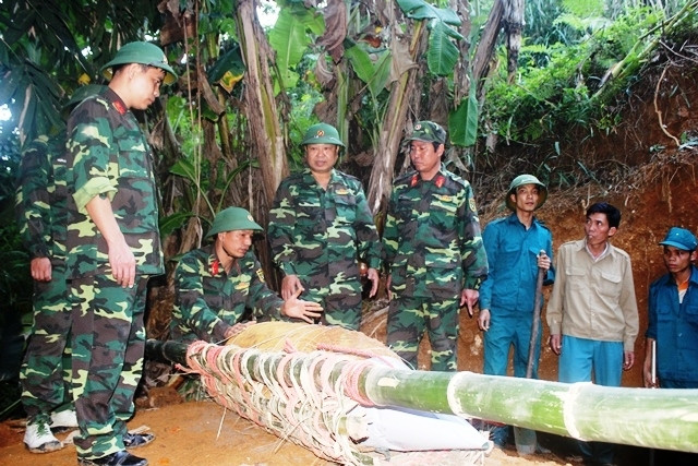 Trao đổi phương pháp hạ bom xuống hố hủy nổ.