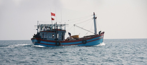 Tàu đánh cá của ngư dân huyện Lý Sơn (Quảng Ngãi) thẳng tiến ra vùng biển Hoàng Sa.