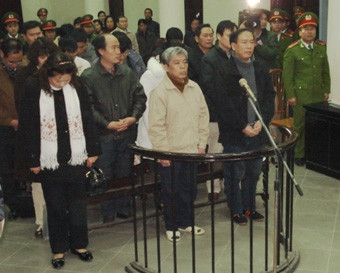 Các bị cáo tại phiên tòa xét xử.