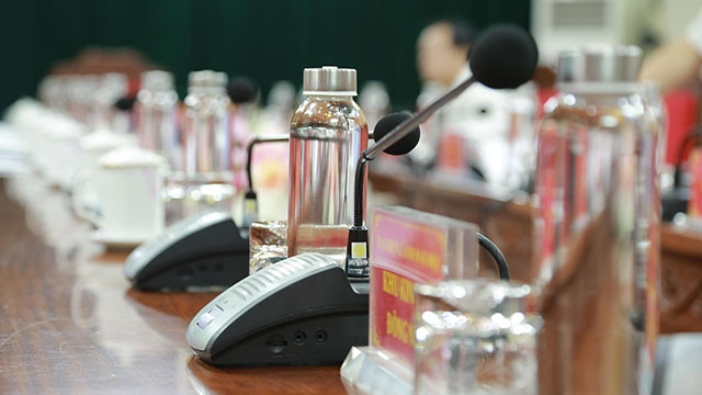 Một số cơ quan hành chính đang triển khai thay thế chai nhựa đựng nước bằng chai thủy tinh.